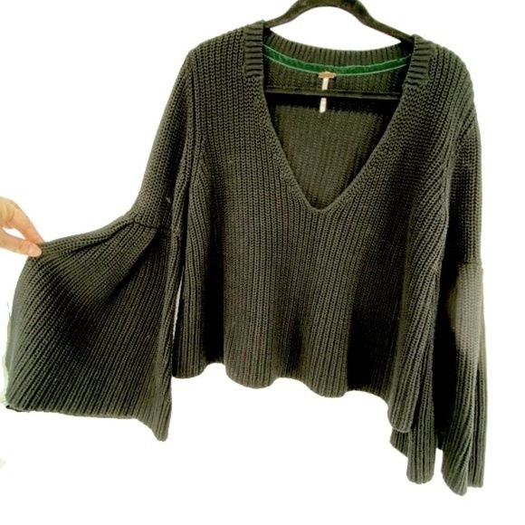 NWOT Free People V Neck Bell Sleeve Cableknit Sweater Damsel BLACK size M - Picture 4 of 8